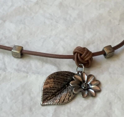 Collar gargantilla de cuero Love Knot hoja de metal flor broche langosta Foto 1 de 2