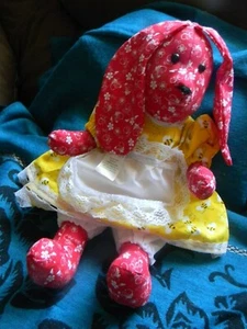 HASE 16" Puppe Handarbeit Kaliko roter Hase -- gebeugte Beine von Künstlerin Clara Holzmann - Bild 1 von 1