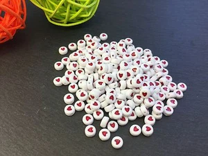 100 Kunststoffperlen Acryl weiss/rot flach rund "Herz" Mix 7mm - Bild 1 von 3