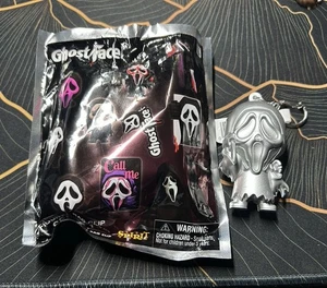 Spirit Halloween - Blind Bag Clip Keychain - Ghost Face RARE Silver Exclusive B - Bild 1 von 7