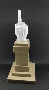 Stampa 3D 35cm Statua Dito medio piazza degli Affari Milano L O V E - Imagen 1 de 5