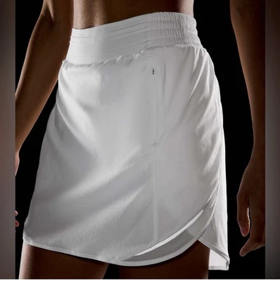 NWT Lululemon White Hotty Hot High Rise Skirt Long Shorts Lining Size 6 New Foto 1 de 4