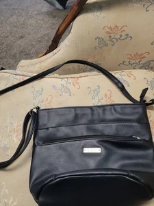 Cartera estilo cubo de cuero negra para damas Koltov, tiene correa bandolera. - Imagen 1 de 6