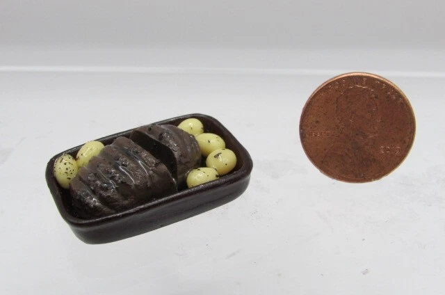 Casa de muñecas miniatura asado de carne entera con papas en sartén IM65751 Foto 1 de 1