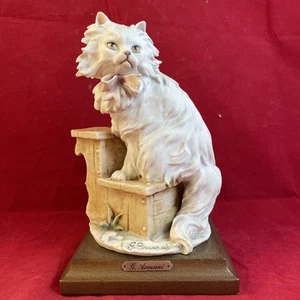 Autentica statuina Giuseppe ARMANI gatto con fiocco su gradini Made in Italy 7,5” vintage - Foto 1 di 8