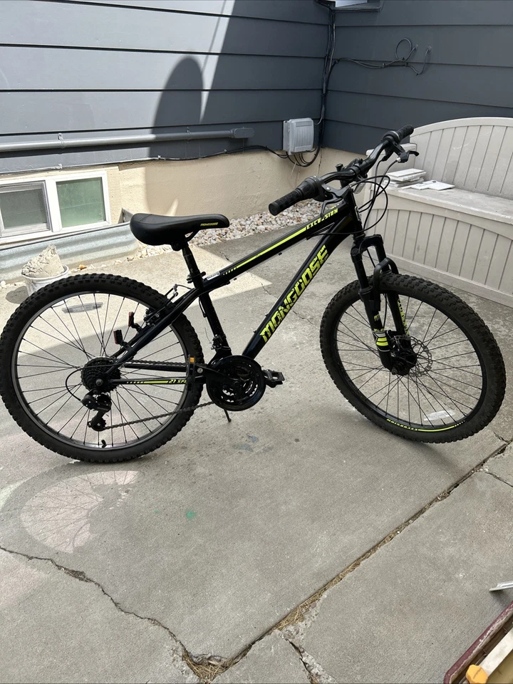 Bicicleta de montaña Mongoose Excursion con rueda de 24 pulgadas 21 velocidades - negra Foto 1 de 3