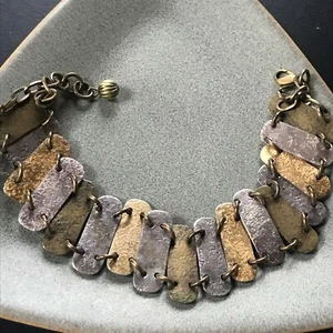 Bracciale lungo ovale argento e metallo tono oro finemente inciso Estate - 7,5 pollici - Foto 1 di 12