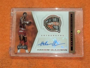 2019-20 Panini Chronicles - Hall of Fame Red Autographs #HF-HOJ Hakeem Olajuwon - Picture 1 of 11