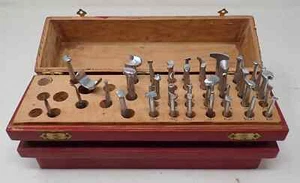 LOTTO VINTAGE 42 CRAFTOOL KIT UTENSILI PER TIMBRATURA IN PELLE SET INTAGLIO PUNZONE SCATOLA IN LEGNO - Foto 1 di 13