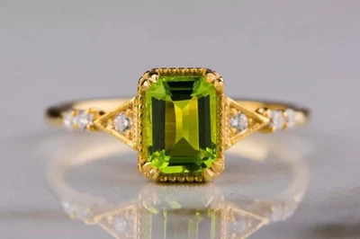 Anillo de compromiso para mujer de peridoto simulado corte esmeralda de 2 quilates enchapado en oro amarillo de 14 quilates Foto 1 de 4