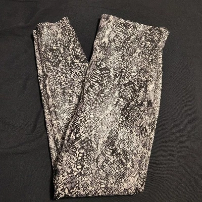 Женские леггинсы Spanx большого размера 1X из искусственной змеиной кожи с высоким подъемом — острые и стильные! - Изображение 1 из 4