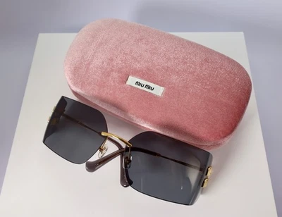 Gafas de sol rectangulares Miu Miu MU 54YS 5AK5S0 80 mm en dorado con lentes grises Foto 1 de 4