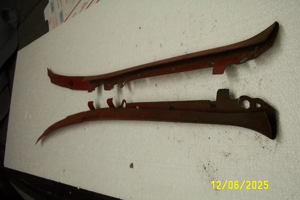 1963 CHEVROLET IMPALA  KICK PANEL WINDLACE RETAINER PAIR biscayne  belair Foto 1 de 3