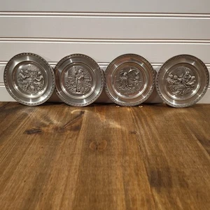 Set 4 piatti decorativi vintage 4,75" A&G latta tedesca 95% peltro - Foto 1 di 17