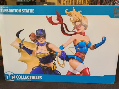 DC Collectibles DC Bombshells Celebración Estatua Batgirl y Supergirl Foto 1 de 4