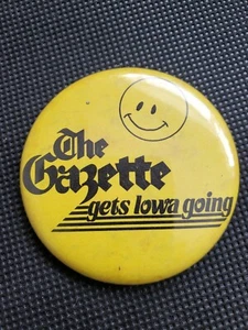 Vintage Iowa Hawkeyes "The Gazette" Gets Iowa Going Button Pin Zeitung - Bild 1 von 2