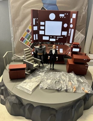 DC Collectibles Batman La Serie Animada Baticueva con Alfred Completo Funcionando Foto 1 de 4