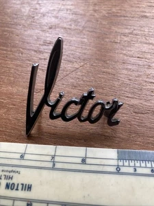 INSIGNIA COCHE VINTAGE VAUXHALL VICTOR METAL CROMADO BUEN ESTADO PARA LA EDAD - Imagen 1 de 8
