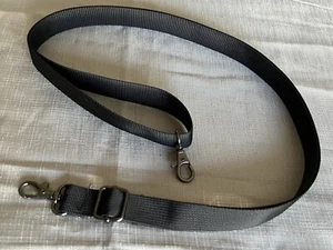 Bandolera ajustable con correa para el hombro. 32”-60” de largo. "Tejido de 3/4""" - Imagen 1 de 2