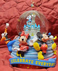 Parcs Disney célèbrent tous les jours globe de neige château Mickey Minnie dame loufoque mineure