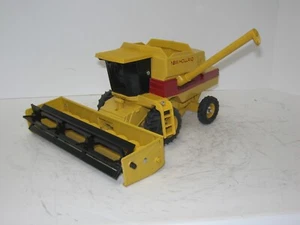 1/32 NEW HOLLAND COMBINE w/GRAIN HEAD nice original - Picture 1 of 4