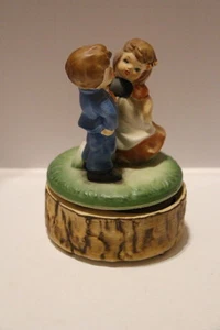 Vintage CHADWICK Spieluhr, handbemalte Junge & Mädchen Porzellan Figur - Bild 1 von 1