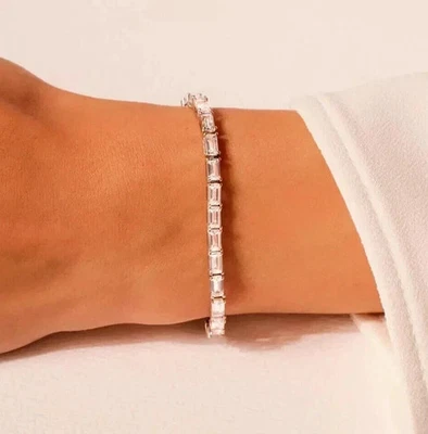 Brazalete de tenis de diamantes para mujer de corte esmeralda de 7 quilates enchapado en oro blanco de 14 quilates Foto 1 de 4
