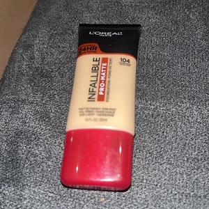 Base mate LOREAL Infallible Pro BEIGE DORADO 104 24 horas sin aceite impermeable - Imagen 1 de 1