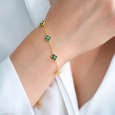 Brazalete de cadena de trébol esmeralda simulada de corte redondo de 6 quilates enchapado en oro amarillo de 14 k Foto 1 de 4