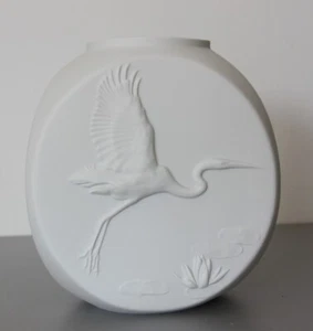 Tirschenreuth Vase 3-eckig mit Reliefmotiv (Reiher im Flug), Bisquitporzellan - Bild 1 von 7