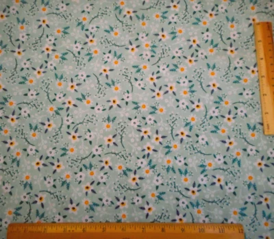 Tela de edredón por yarda pequeña blanca floral con oro sobre verde azulado claro/verde algodón premium Foto 1 de 2