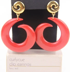 1987 Fiery Apple Red Curlycue Clip On Earrings Gold Tone Dangle MCM Style Avon - Picture 1 of 8