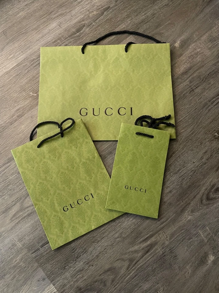 Paquete de bolsas de compras de regalo de papel de marca con nombre auténtico GUCCI Foto 1 de 1