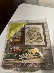 Spinnerin Crewel Embroidery Kit “Daisies”  16x20” Vtg NOS - Picture 1 of 3