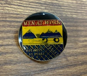 '81 Vintage MEN AT WORK Business As Usual Emaille Metall Pin Rückseite NEW OLD STOCK - Bild 1 von 5