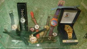 Konvolut 11 Mickey Minnie Mouse Disney Uhren & Vitrine, extra Bänder - Bild 1 von 17