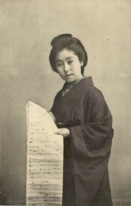 Postal japonesa, hermosa geisha dama con carta larga (1910) - Imagen 1 de 2
