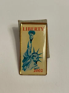 Prendedor de solapa patriótica de metal y esmalte de la Estatua de la Libertad de Nueva York de colección 2002 - Imagen 1 de 4