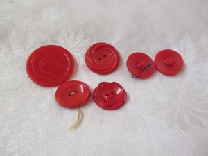 Vintage 6 red plastic Buttons - Picture 1 of 3
