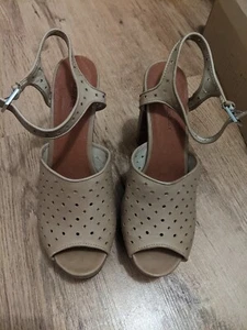 Urban Outfitters Leather High Heel Sandals Beige/Nude size UK 8 - Picture 1 of 9