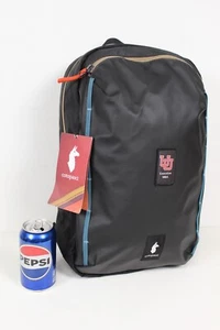 Zaino Cotopaxi Vaya 18L Cada Dia nero con marchio Cubo con logo University Utah - Foto 1 di 18