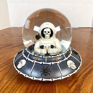 Halloween SKELETT ASTRONAUT fliegendes UFO Tod RAUMSCHIFF Schneekugel Weltraum Geist - Bild 1 von 7