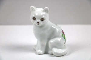 Fenton Hand Painted and Signed N. Cooper Cat Figurine Snow White w/Floral Design - Picture 1 of 9