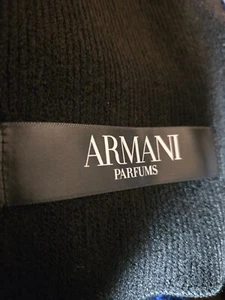Armani Parfums schwarzer Schal neu ohne Etikett tolles Band KOSTENLOSER VERSAND - Bild 1 von 3