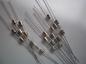 Fusible retardateur AXIAL 2A 250V par Bussman paquet de 10 pièces 6,00 £ GDC-V-2A Z387 - Photo 1/1