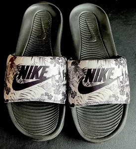 Sandali da spiaggia Nike Victori One sportivi stampa slide nero grigio CN9676-003 taglia 7 - Foto 1 di 5