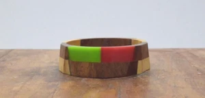 Brazalete de resina roja colorido con incrustaciones de madera - Imagen 1 de 4
