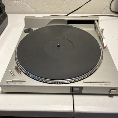Sanyo P33 Japanese Record player Linear tracking Turntable Automatic Vintage - Image 1 of 4