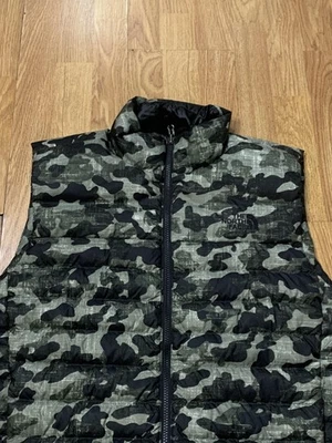 The North Face 550 Down Vest Mens Medium Camo Green Quilted Puffer NF0A3KEV - Image 1 of 4