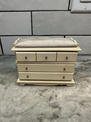 Cambiador de mesa blanco tapizado vintage Concord Miniatures para bebé Foto 1 de 4